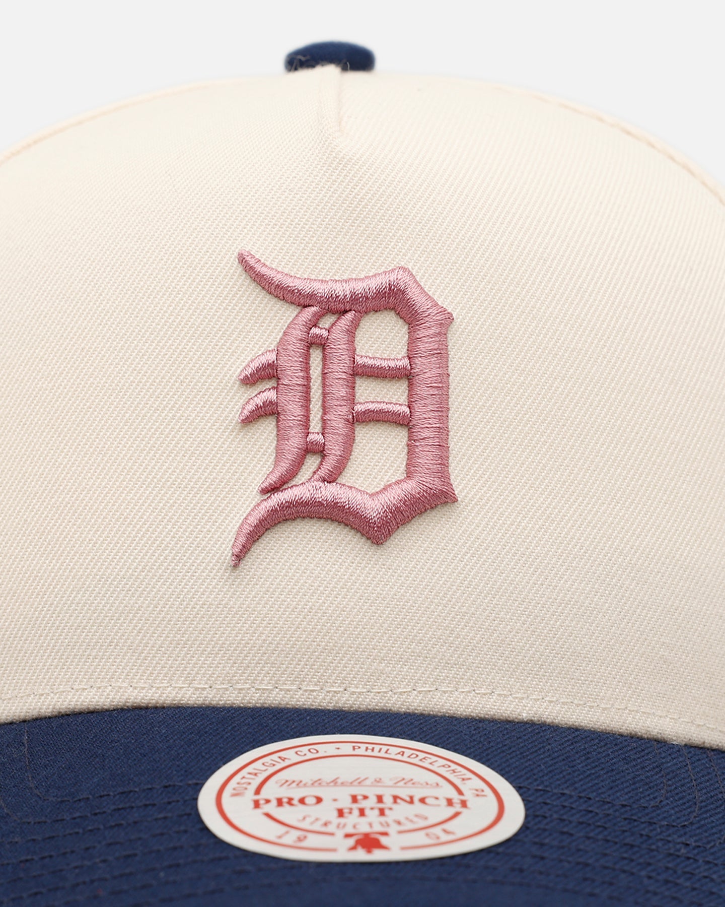 Mitchell & Ness Detroit Tigers 'Pink Team Logo' Pro Pinch Snapback Off White