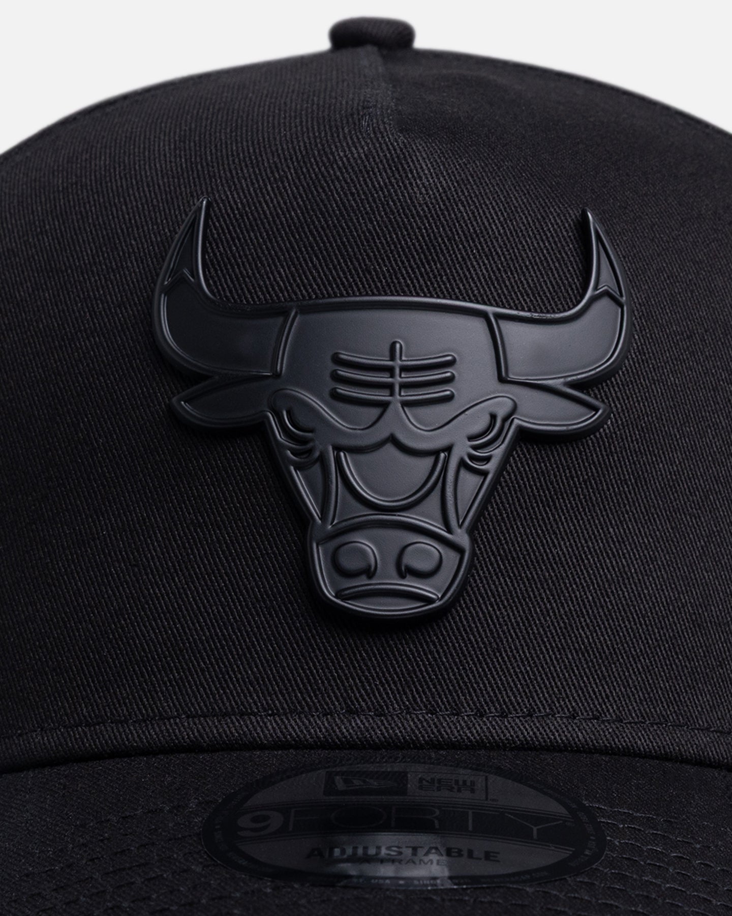 AVILA New Era Chicago Bulls 'Black Metal Badge' 9FORTY