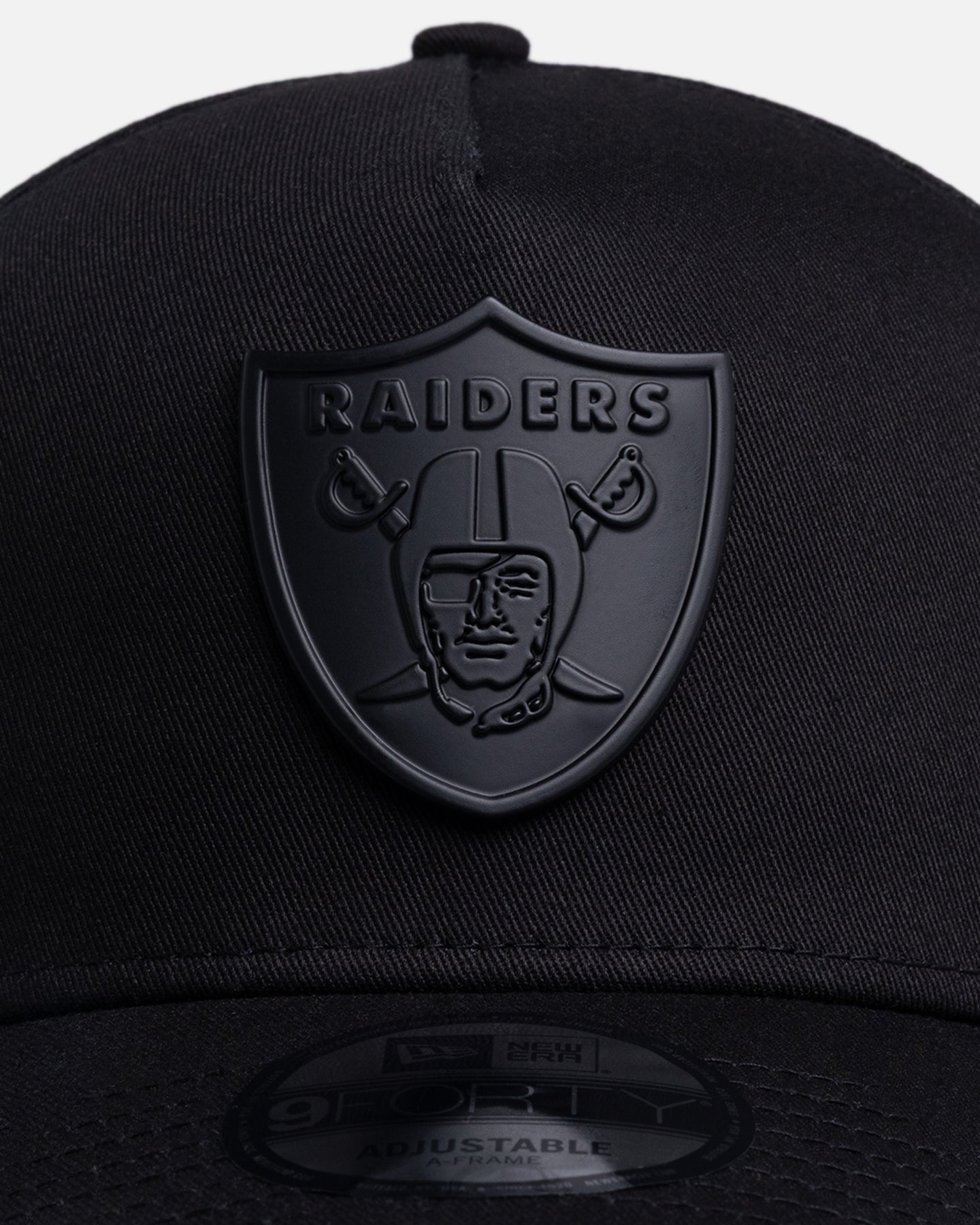 AVILA New Era Las Vegas Raiders 'Black Metal Badge' 9FORTY