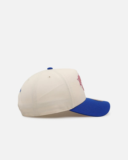 Mitchell & Ness New York Knicks 'Pink Team Logo' Pro Pinch Snapback Off White