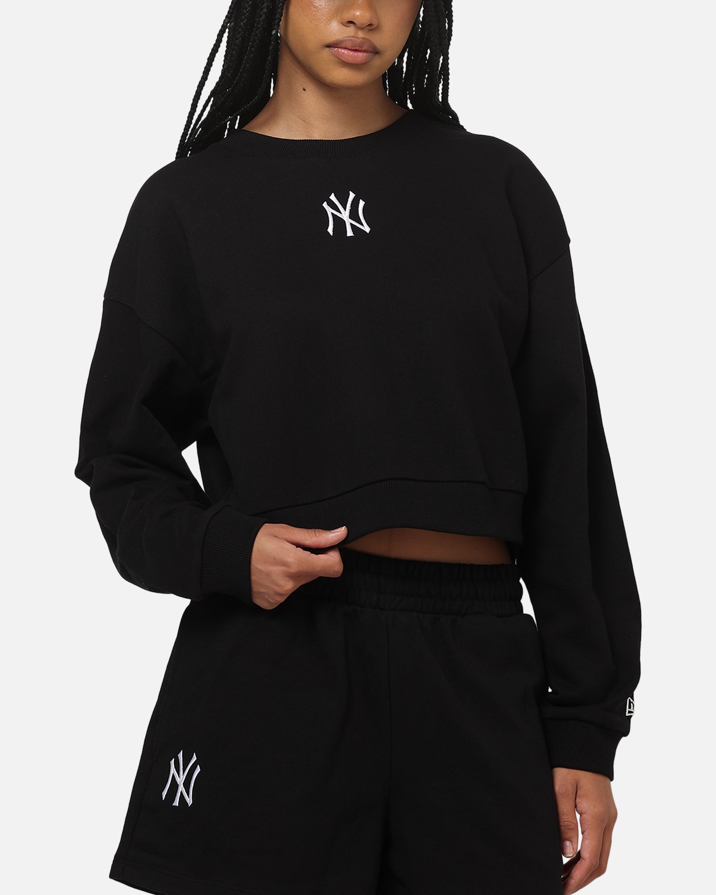 New Era Women's New York Yankees Crop Crewneck Black