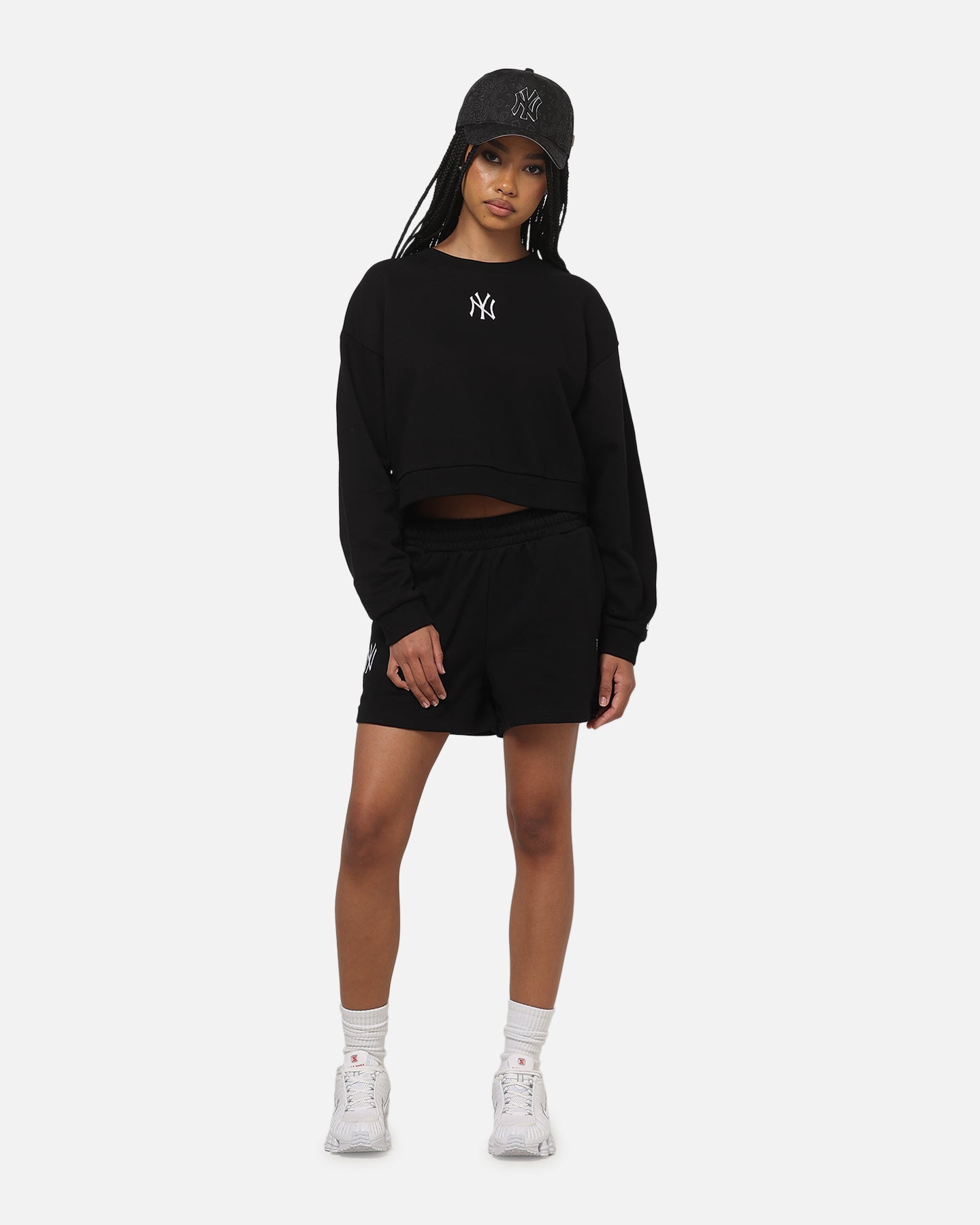New Era Women's New York Yankees Crop Crewneck Black